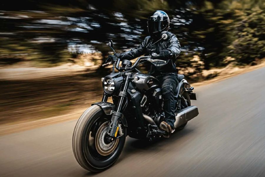 Una moto Benda Dark Flag 600 V4 avanza en una carretera arbolada