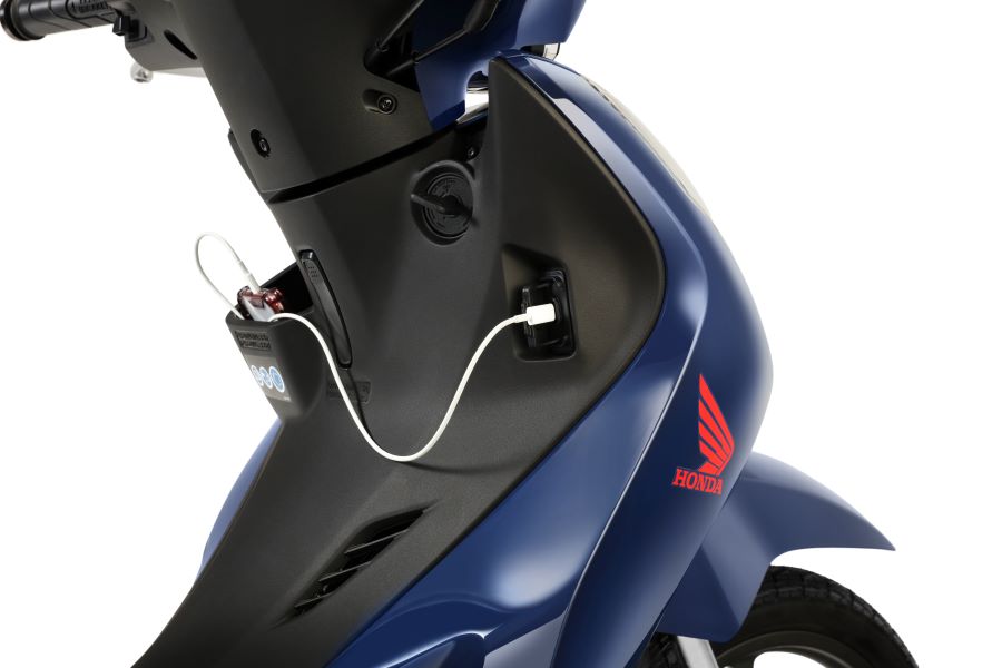 Enchufe USB de una moto Honda Biz 110