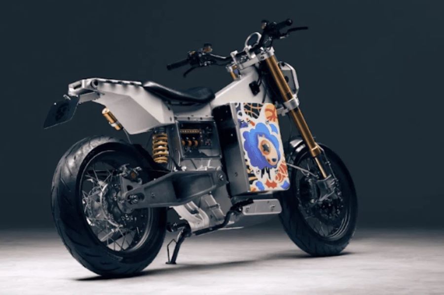 Blacksheep One: la moto eléctrica sin un solo cable Lateral derecho en perspectiva trasera de una moto Blacksheep One