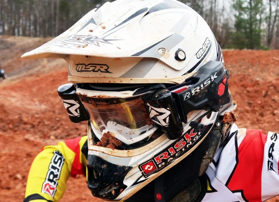 Primer plano de la cabeza con casco de un piloto de motocross