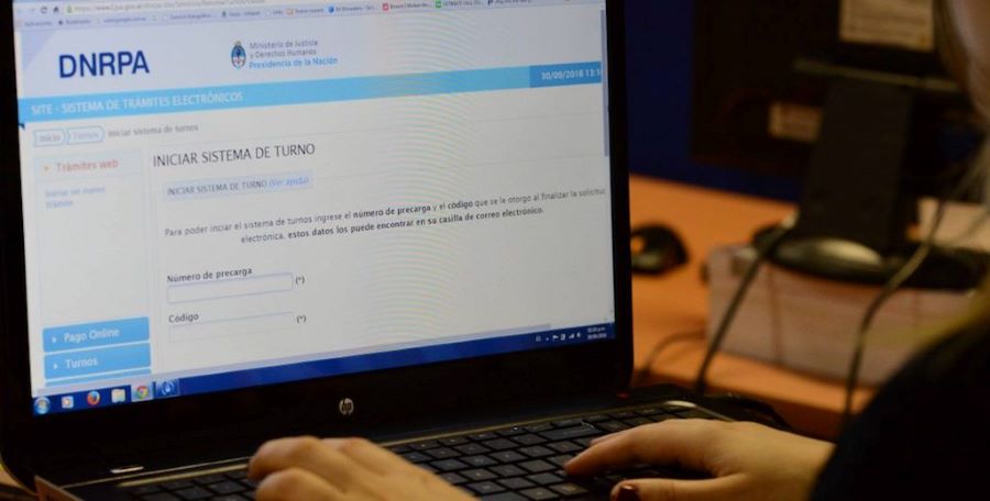 Una persona chequea en una notbook el sito de la DNRPA