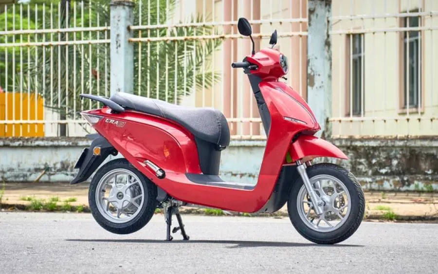 Un scooter eléctrico vietnamita Dat Bike ERA rojo