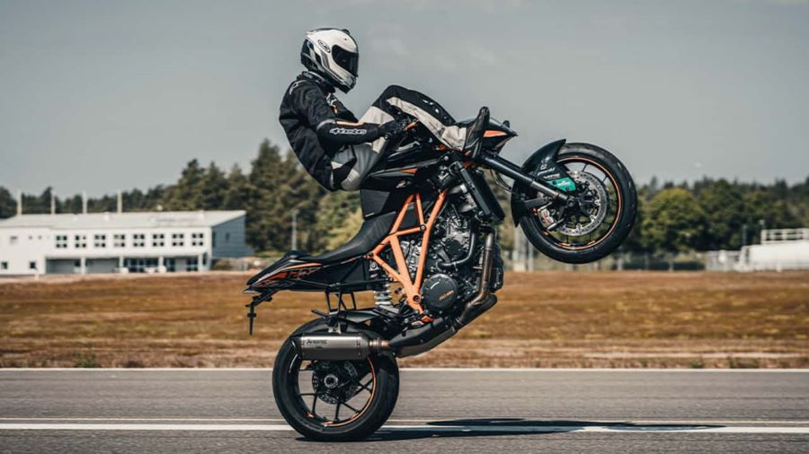 Un motociclista hace caballito con unamoto deportiva,