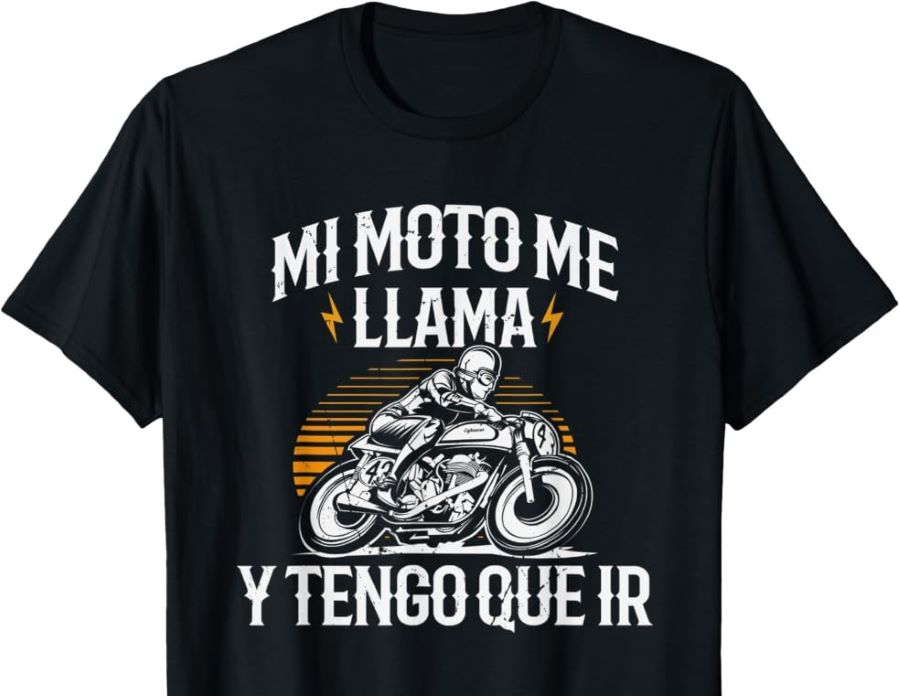 Unaremera negra tiene impresa la leyenda "Mi moto me llama y tengo que ir"