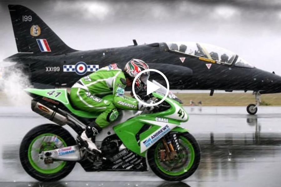 Imagen con ícono de video de una moto deportiva verde lanzada en paralelo con un avión de combate