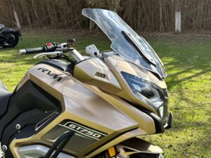 Vista parcial de la parte delantera derecha de una moto RVM GT 750