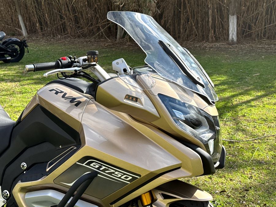 Vista parcial de la parte delantera derecha de una moto RVM GT 750