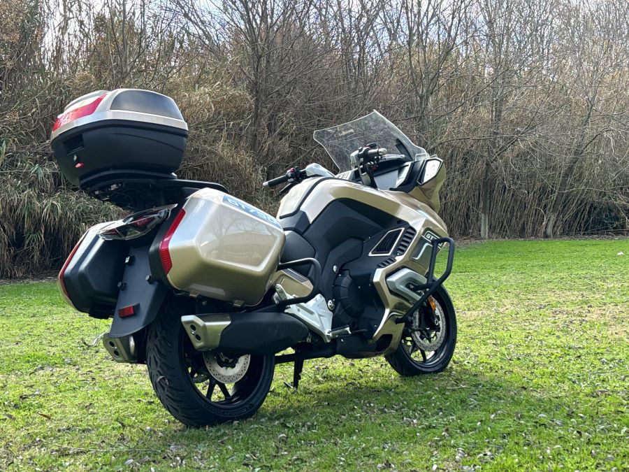 Vista en perspectiva trasera de una moto RVM GT 750 dorada