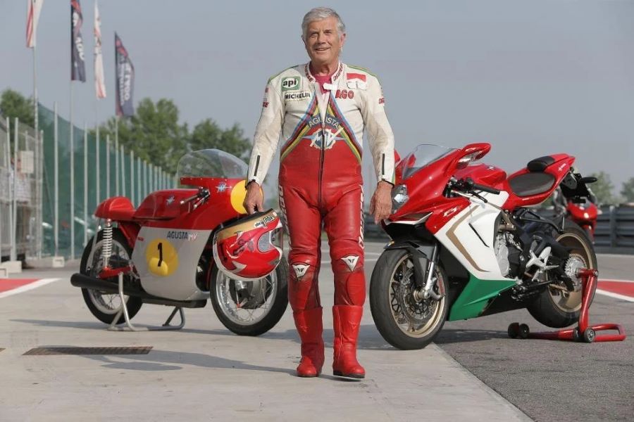 Giacomo Agostini, en una imagen actual con dos motos MV Agusta detrás