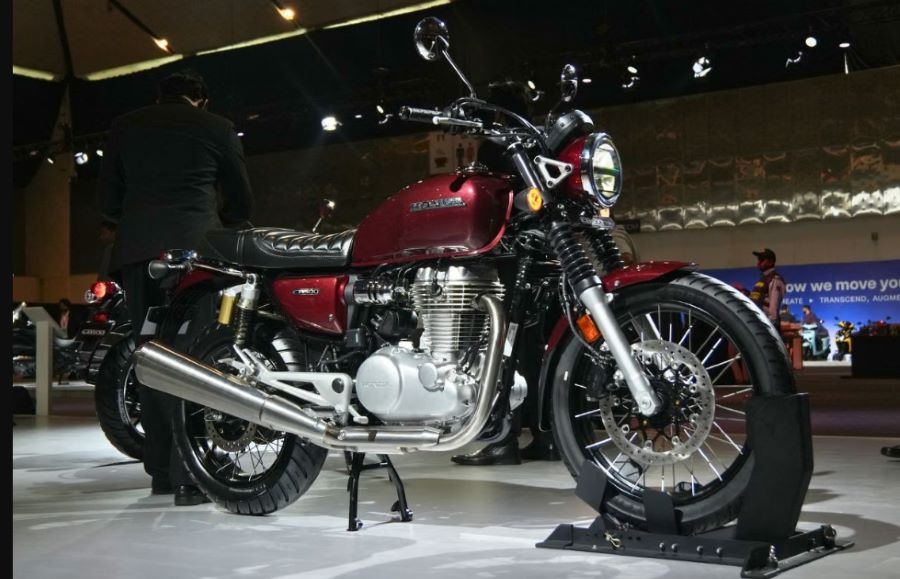 Lateral derecho de una Honda CB500 rojo borravino en un stand de feria