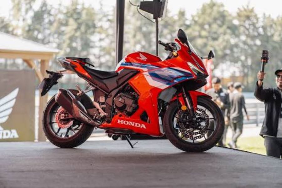 Una Honda CBR500R es expuesta en un stand