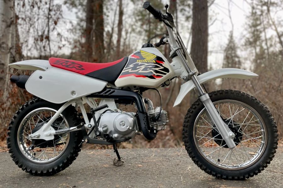 Una moto Honda XR70R