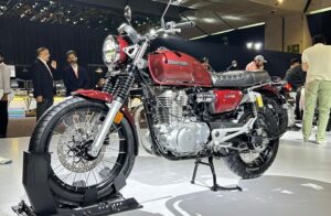 Una Honda CB500 bordó se luce en un stand de exposición