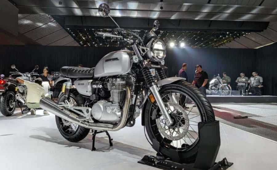 Una Honda CB500 gris sobre un stand de exposición
