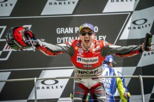 Jorge Lorenzo celebra desde el podio de MotoGP