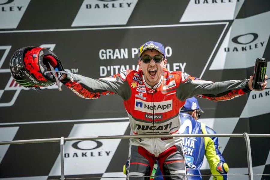 Jorge Lorenzo celebra desde el podio de MotoGP