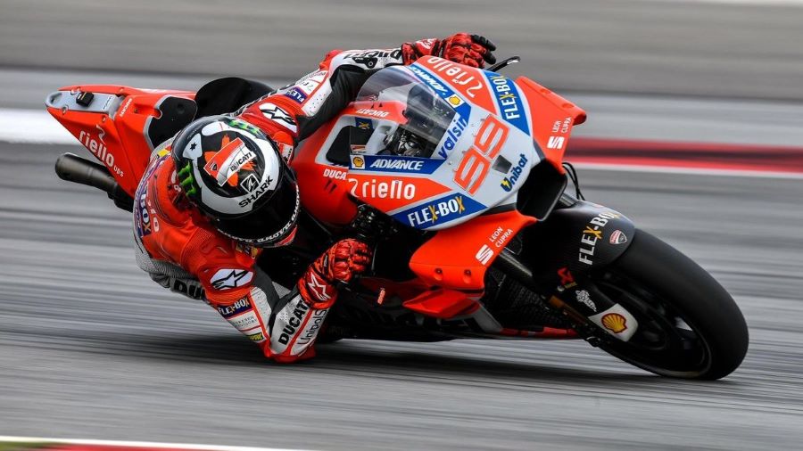 Jorge Lorenzo dobla a gran velocidad en su MotoFGP