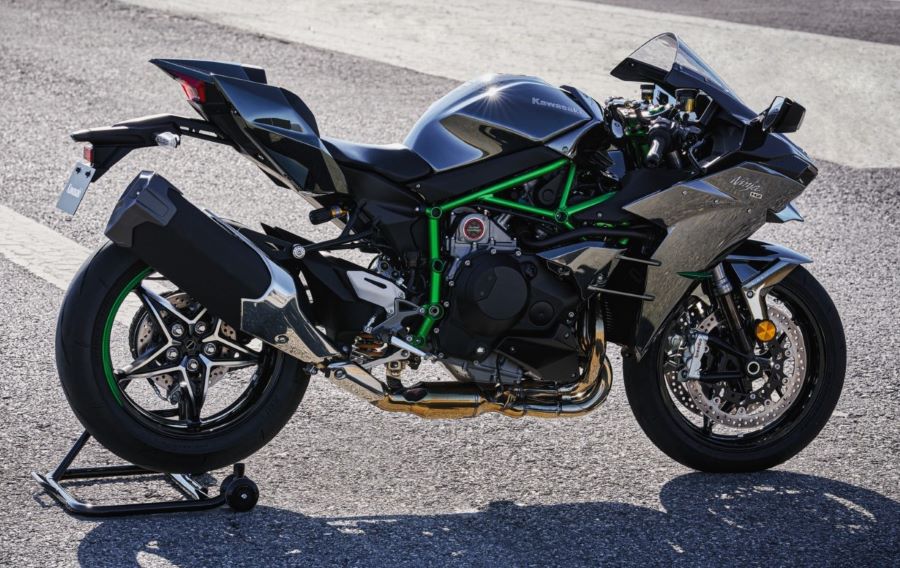 La Kawasaki Ninja H2 reinventa la sobrealimentación Una Kawasaki Ninja H2 2027 sobre el asfalto de una pista