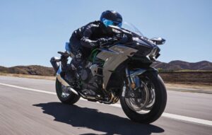 Vista lateral derecha de una Kawasaki Ninja H2 2027 en plena acción