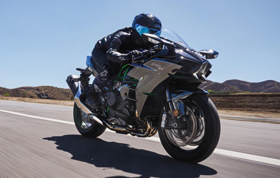 Vista lateral derecha de una Kawasaki Ninja H2 2027 en plena acción
