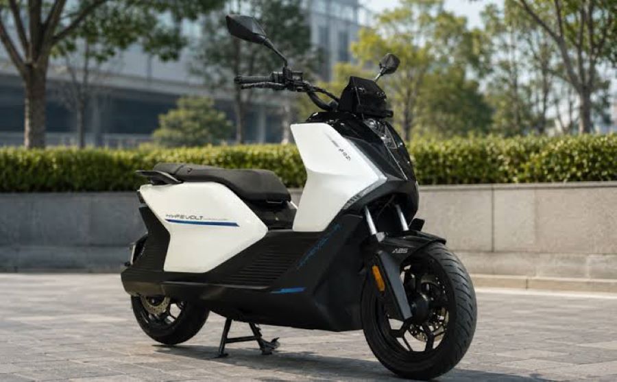 Un scooter Keeway Hypevolt R blanco posa cerca de un espacio verde