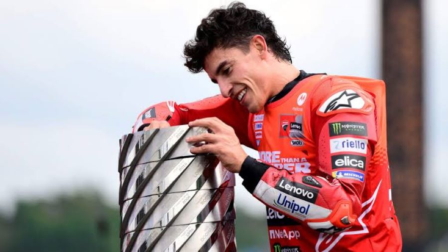 Marc Márquez mira con emoción un trofeo de MotoGP