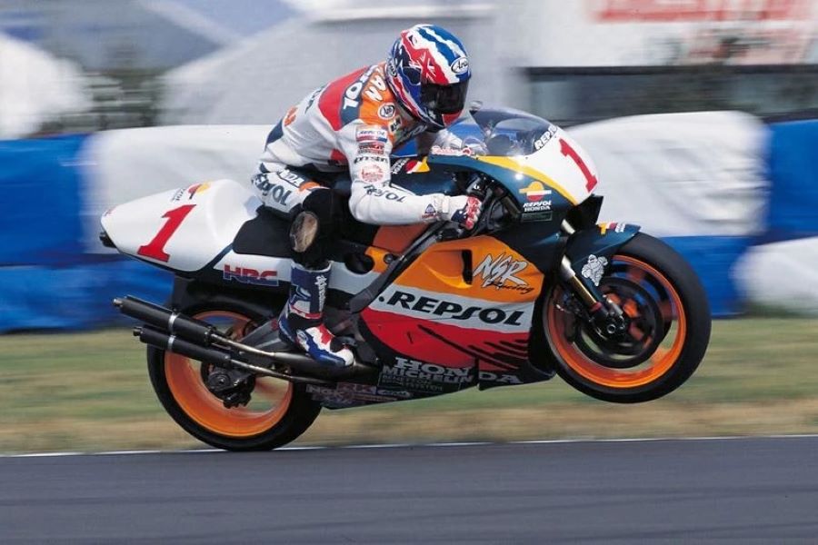 Mick Doohan sobre una moto Honda del mundial de 500