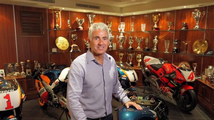 Foto actual de Mick Doohan en un museo de motos
