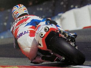 Visto desde atrás, Mick Doohan se inclina extremadamente para doblar con su Honda