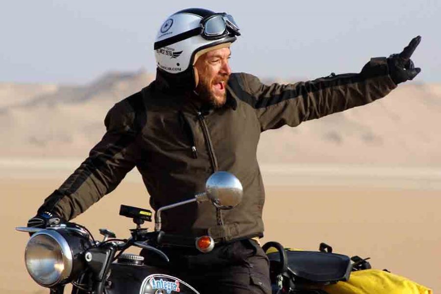 Miquel Silvestre, sobre su moto, señala algún punto a su izquierda