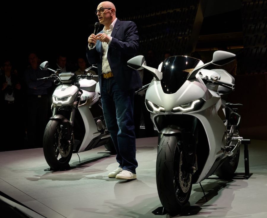 Un directivo de la marca durante la presentación en el EICMA 2025 de la Norton Manx en sus dos versiones