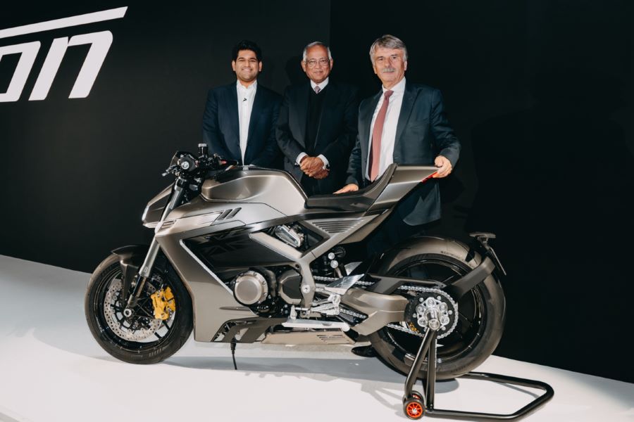 Directivos de la marca británica posan detrás de una moto Norton Manx