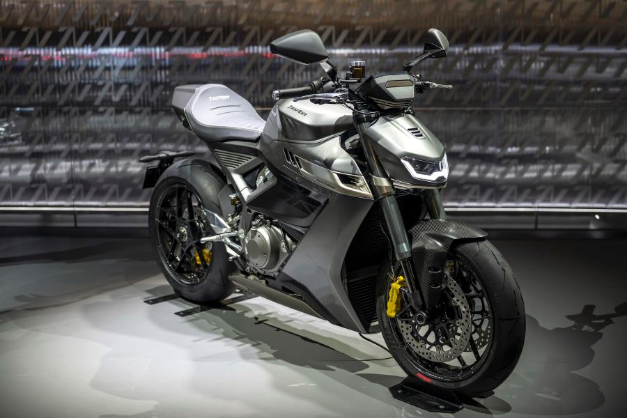Perspectiva lateral derecha de una moto Norton Manx en un stand