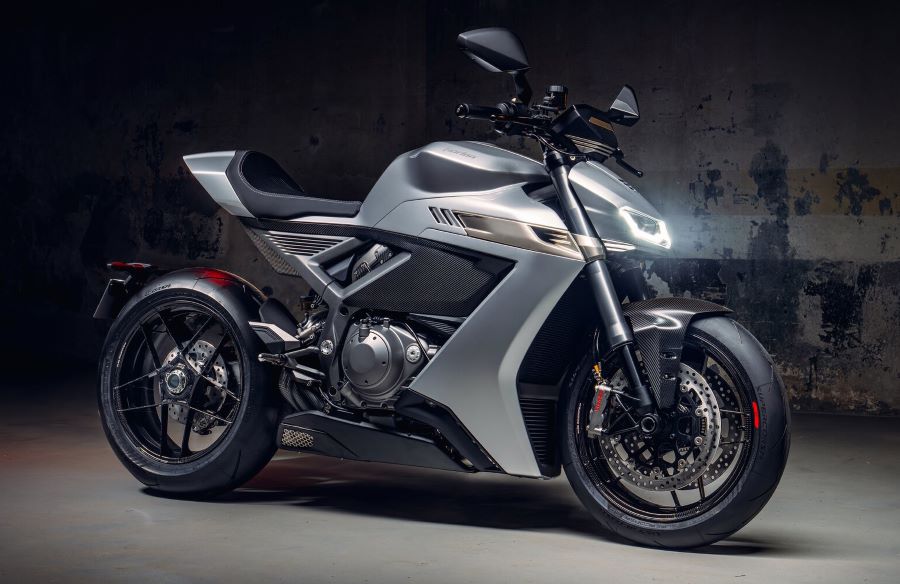 Una moto Norton Manx con las luces encendidas