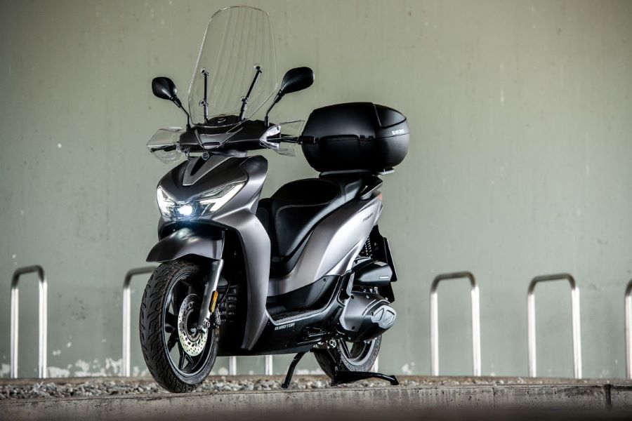 Un scooter QJMotor SQ 350 visto en perspectiva delantera