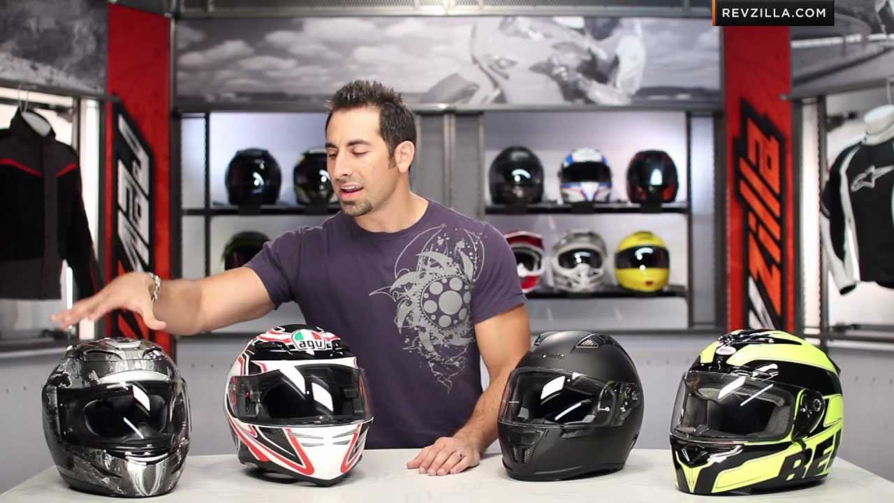 El youtuber de motos RevZilla durante una demostración de cascos