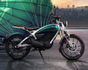 Una moto Royal Enfield Flying Flea C6 verde
