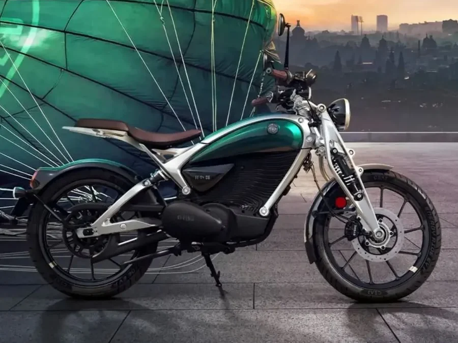 Una moto Royal Enfield Flying Flea C6 verde