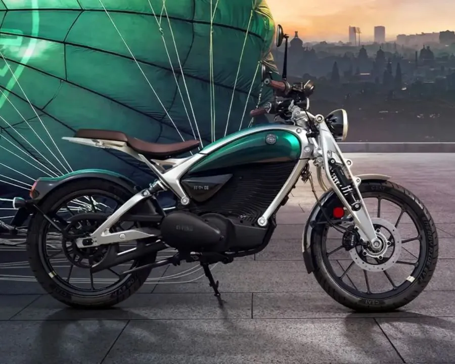 Una moto Royal Enfield Flying Flea C6 verde