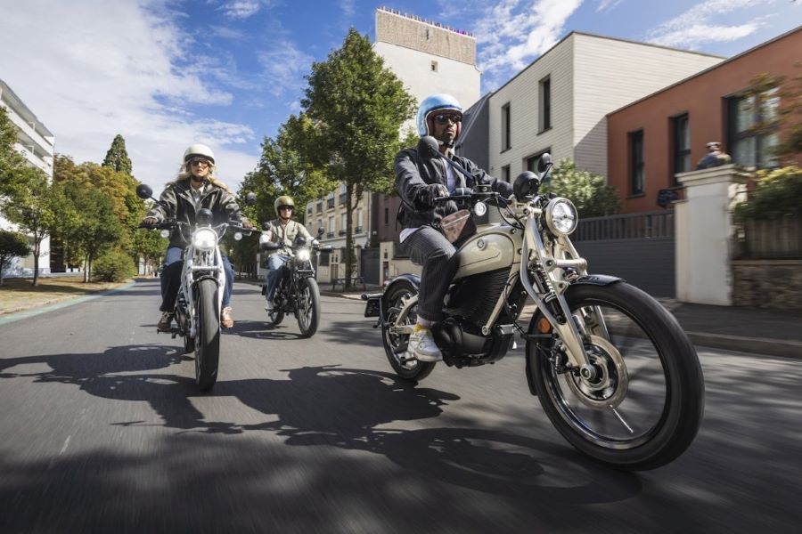 Tres motociclistas se acercan montandos sobre sendas Royal Enfield Flying Flea C6