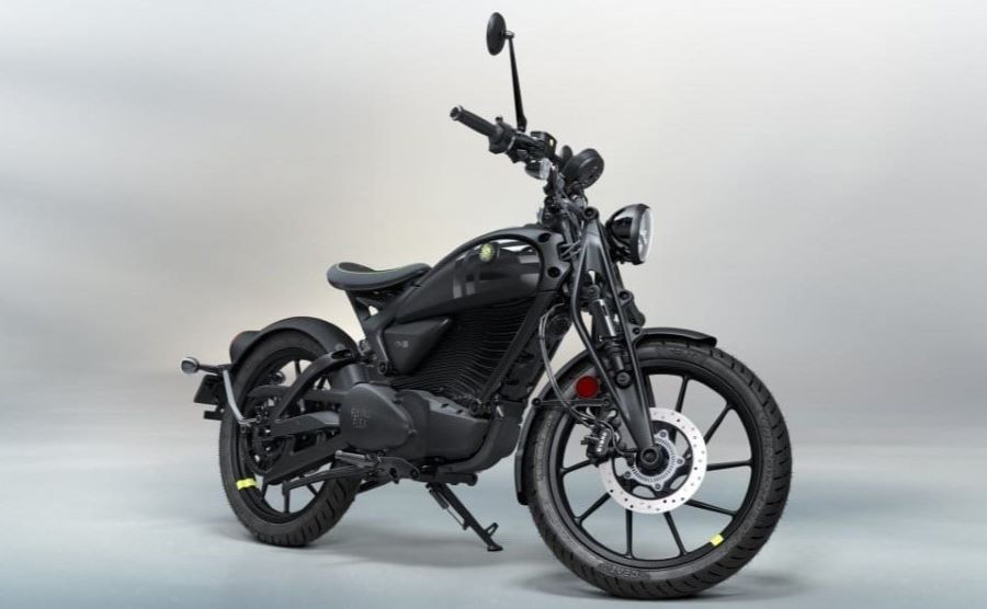 Una moto Royal Enfield Flying Flea C6 negra enperspectiva derecha