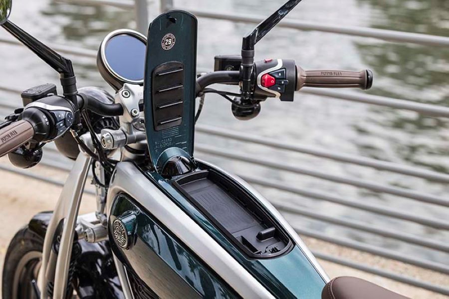 Una moto Royal Enfield Flying Flea C6 con la tapa del cargador abierta