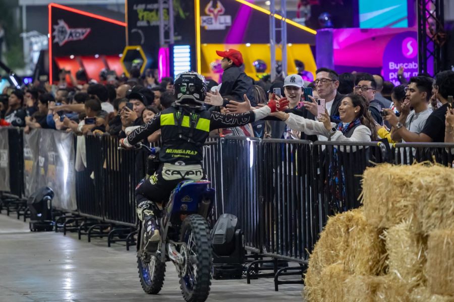 Un motociclista que realizó una exhibición de manejo en el SIMM 2026. saluda a los espectadores
