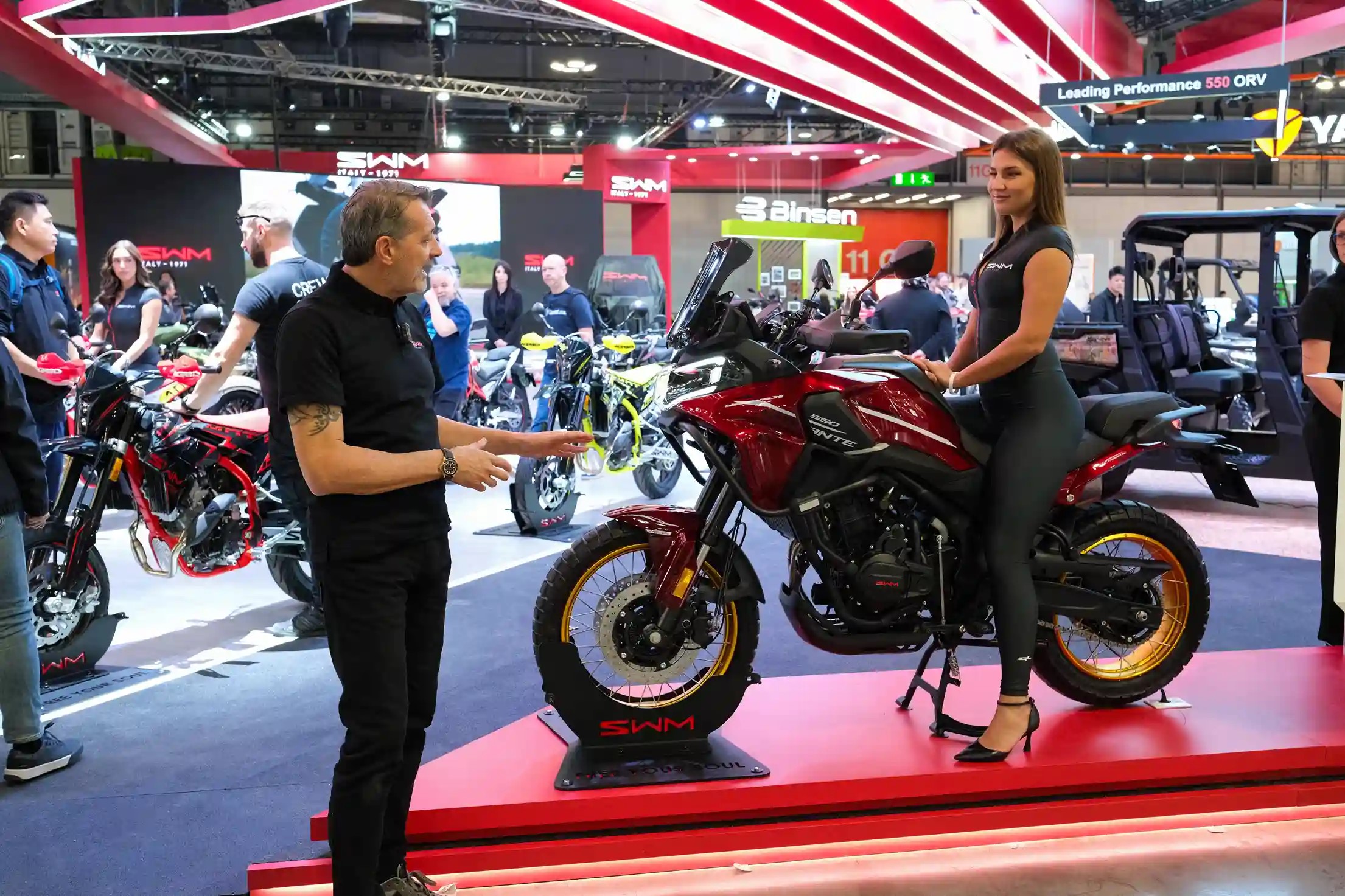 Una moto SWM Versante 550 durante su presentación en el EICMA 2025