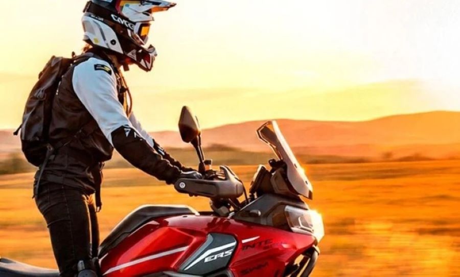 Medio cuerpo de una moto SWM Versante 550 en acción