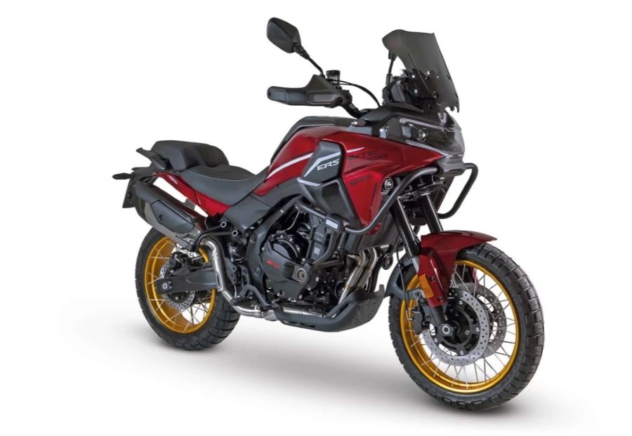 Lateral derecho en perspectiva de una moto SWM Versante 550 rojo vino