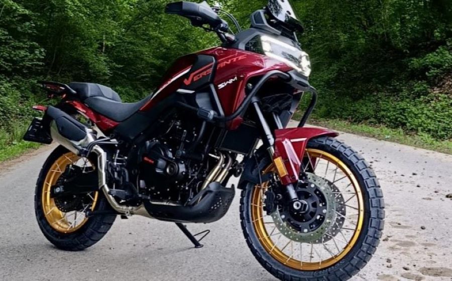 una moto SWM Versante 550 posa en medio de la naturaleza