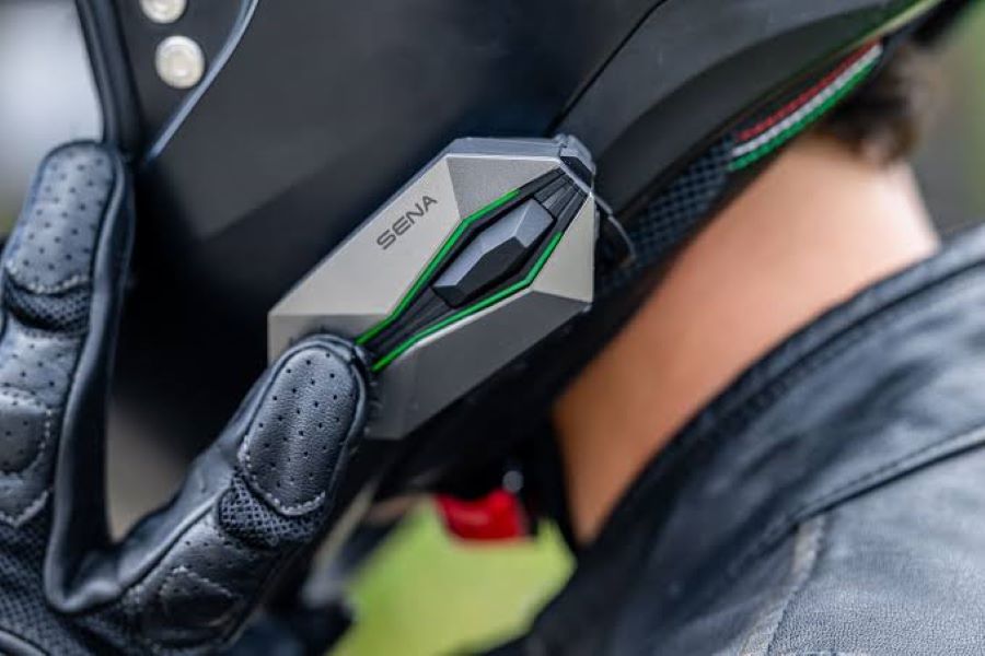 Un motociclista acomoda su intercomunicador Sena 60X