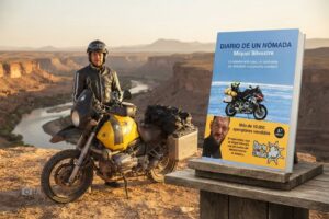 Imagen creada con IA muestra un libro de Miquel Silvestres, en primer plano, y a él mismo, junto a su moto, más atrás