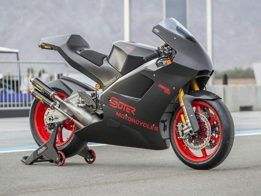 Una moto Suter MMX 500 negra con llantas rojas